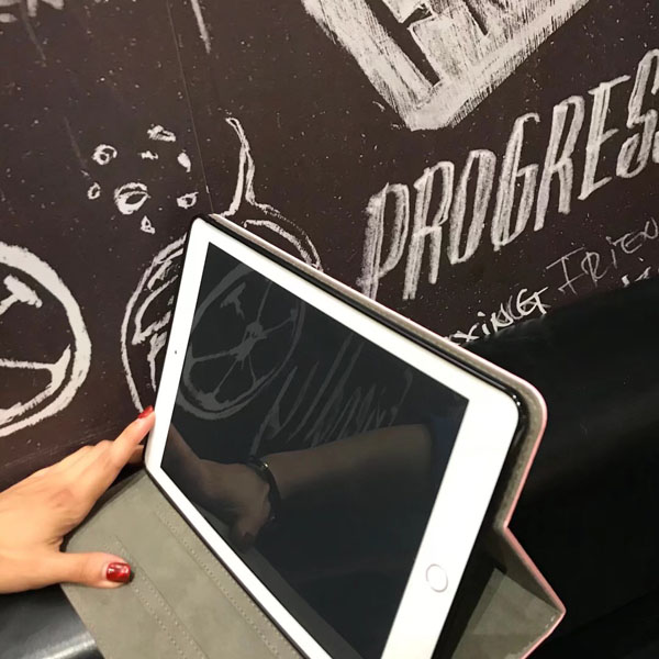 supreme 新しいipadケース 人気