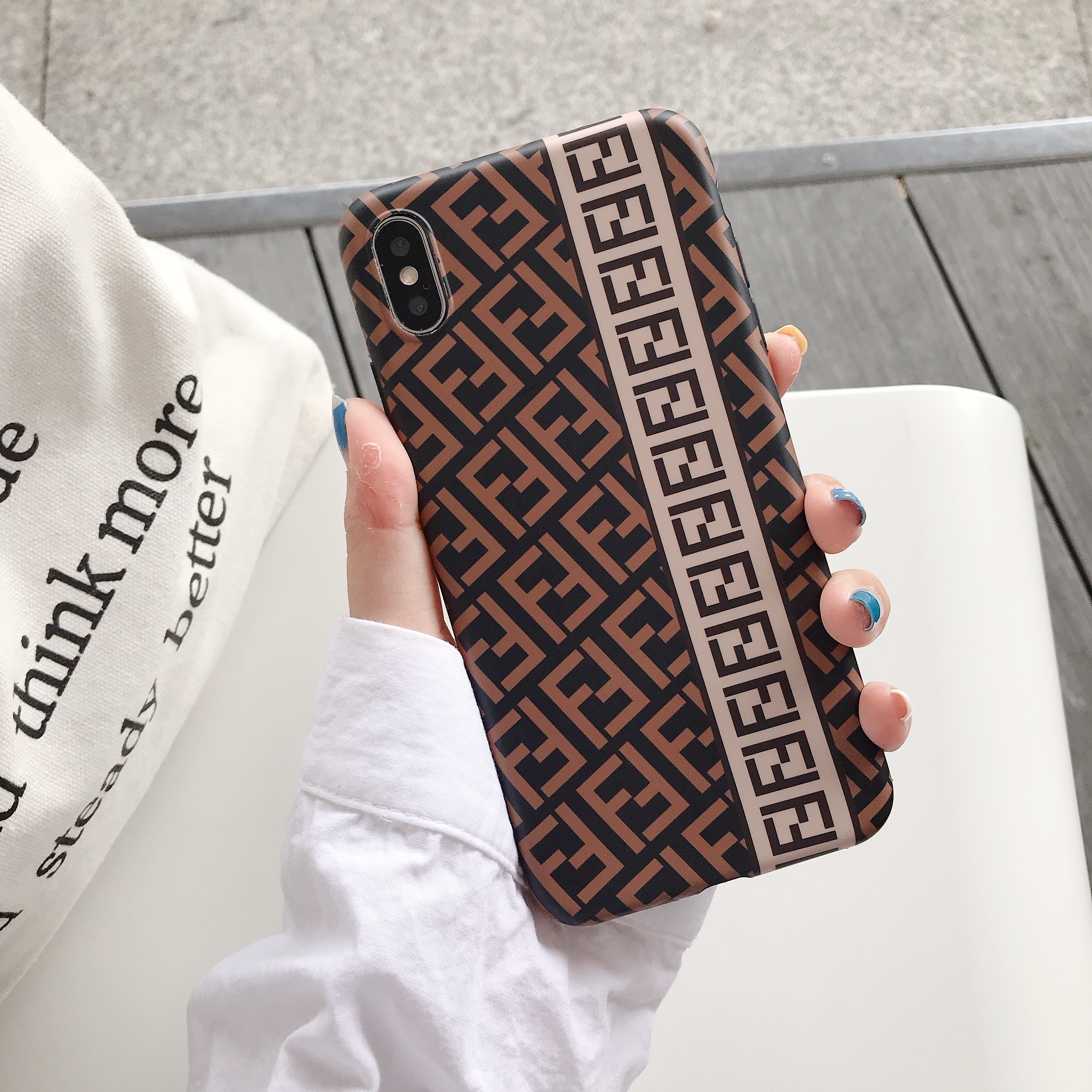 fendi iphone xsケースレディース向け